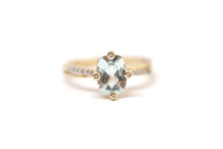 Zlatý prsten s diamanty a akvamarínem